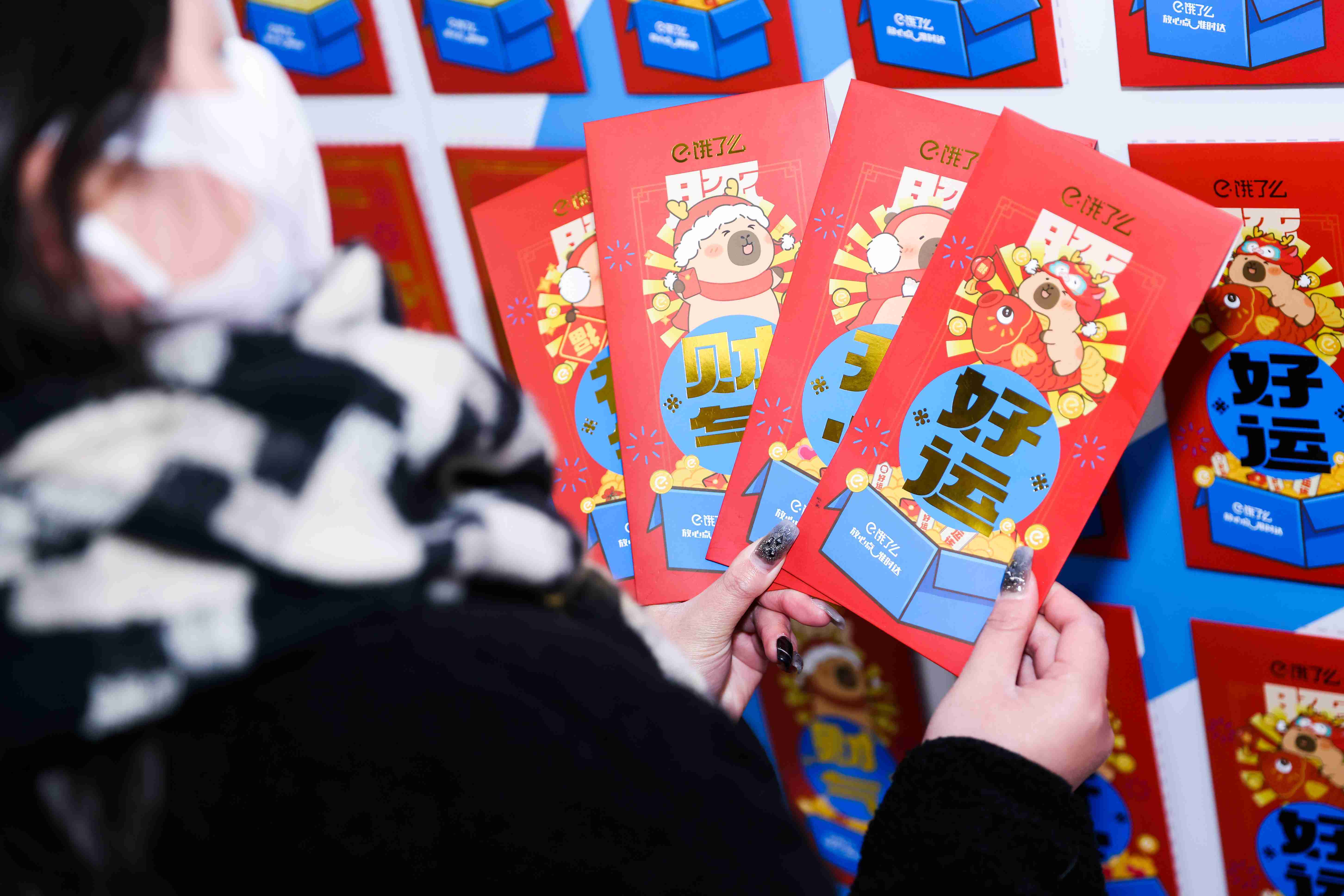 饿了么「不等了先过年」：杭漂打工的“家人们”，今年春节提前过-传播蛙