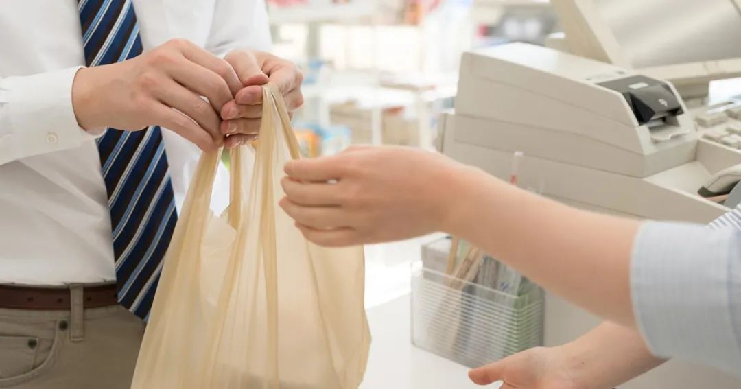 罗森在塑料袋上印小说的创意玩法-传播蛙