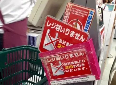 罗森在塑料袋上印小说的创意玩法-传播蛙