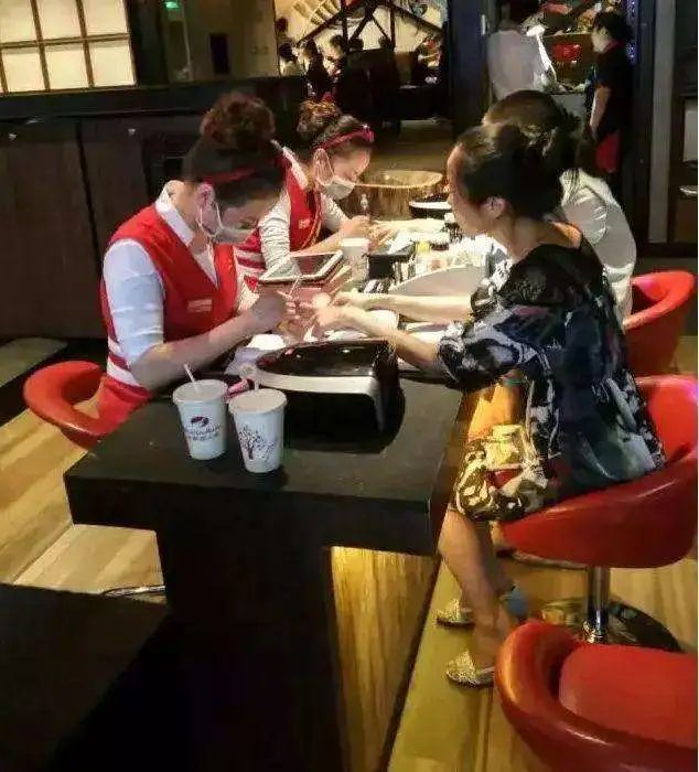 从哈工大录取通知书镶嵌宝石看品牌的