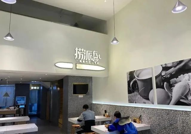 品牌「向下」和「向上」形成某种巧妙的暗合-传播蛙