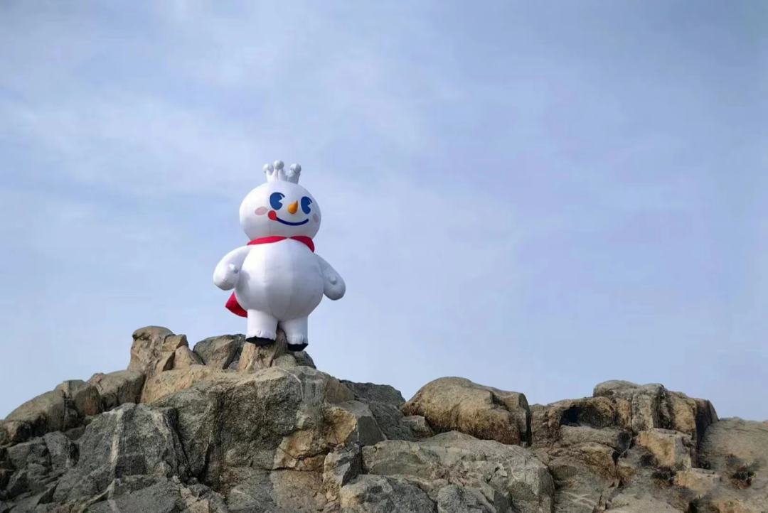 品牌「向下」和「向上」形成某种巧妙的暗合-传播蛙