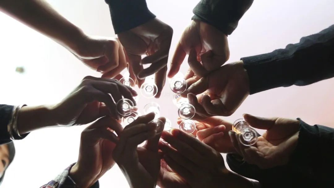 从品牌仰视到品牌去魅的思考-传播蛙