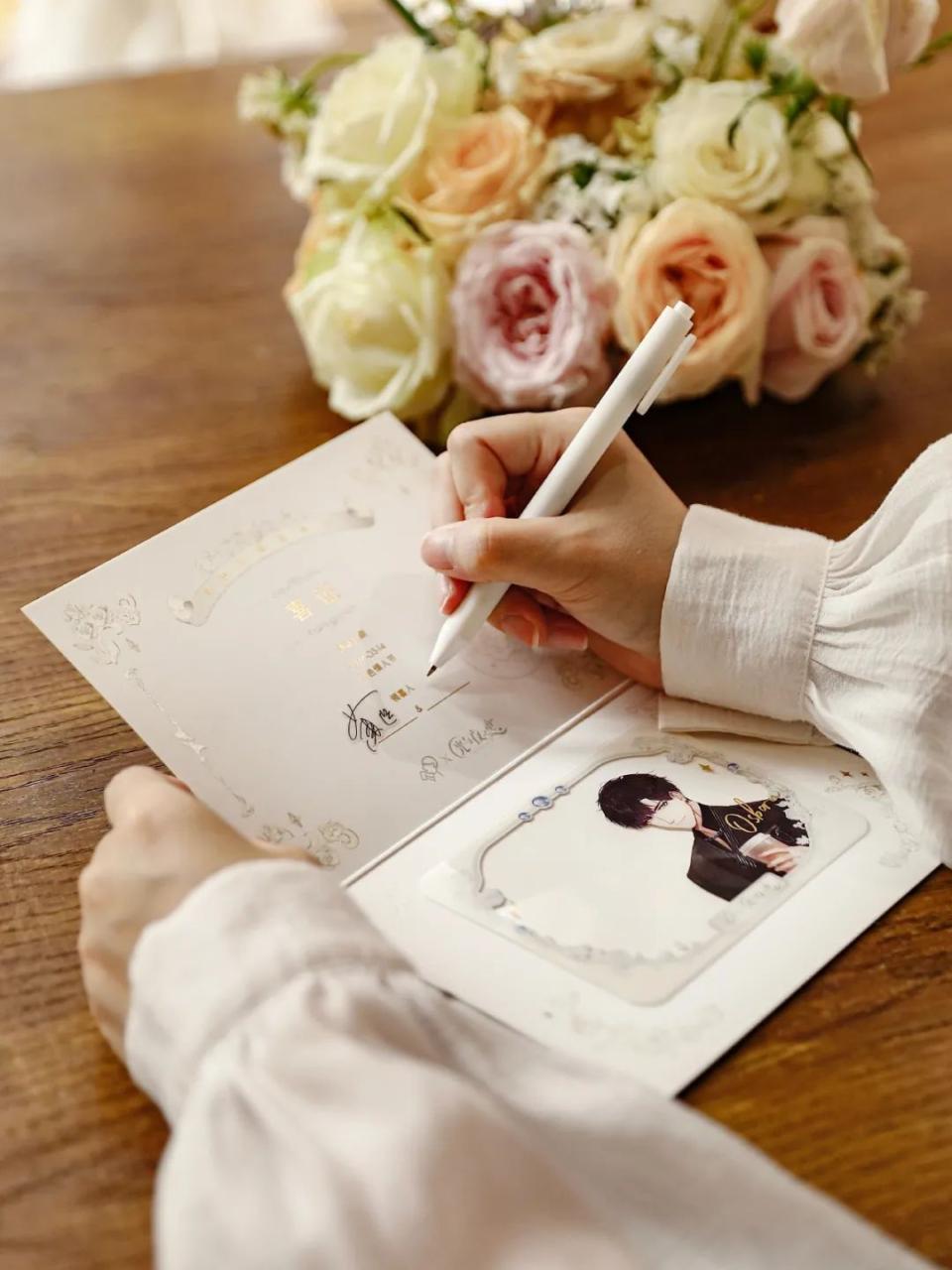 喜茶联名《光与夜之恋》营销案例分析-传播蛙