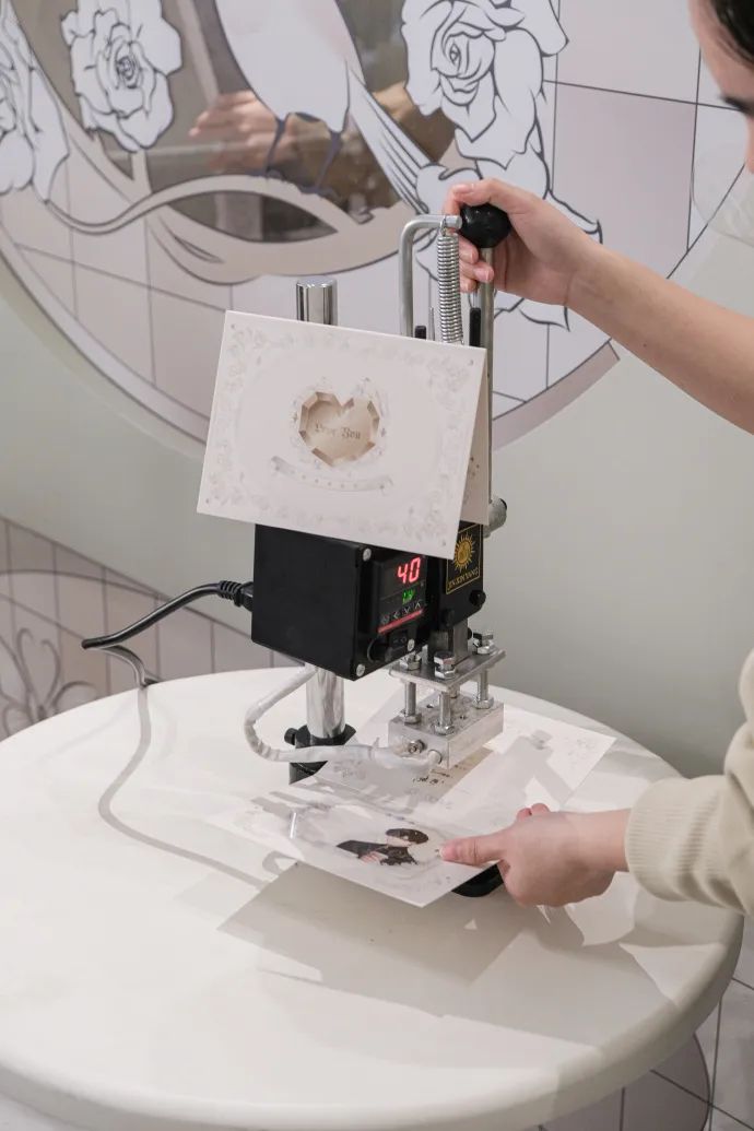 喜茶联名《光与夜之恋》营销案例分析-传播蛙