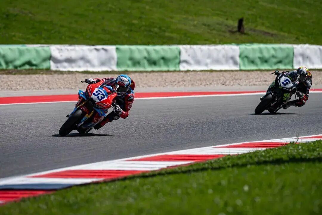 张雪火爆背后的品牌“英雄之旅”叙事-传播蛙