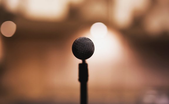 用演讲的方式,拉近用户和品牌的距离