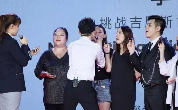 李佳琦卖不粘锅翻车现场的警示