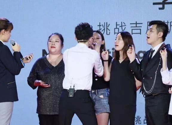 李佳琦卖不粘锅翻车现场的警示