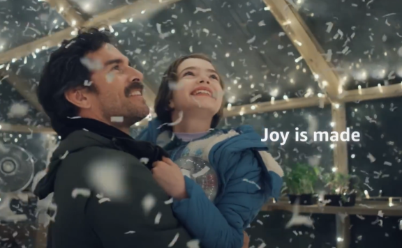亚马逊圣诞节创意广告短片《Joy is made》