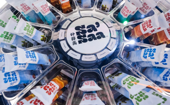 品牌「向下」和「向上」形成某种巧妙的暗合