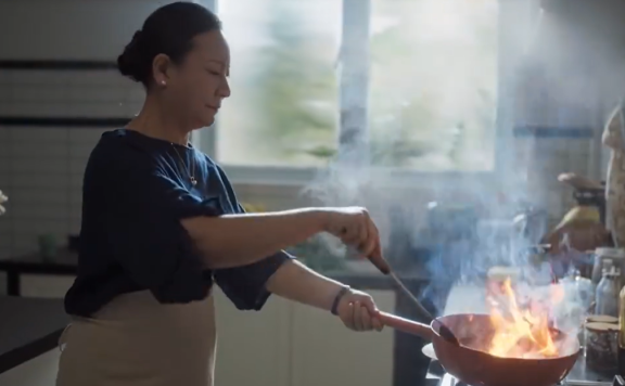 美的母亲节品牌创意广告《降降妈妈的热度》