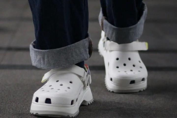 Crocs 的翻红背后的营销逻辑分析 - 传播蛙