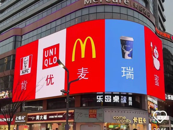 商场大屏“肯优麦瑞蜜”玩梗营销案例